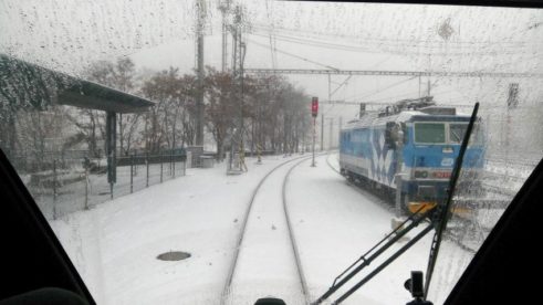 Auto a vlak na železničním přejezdu